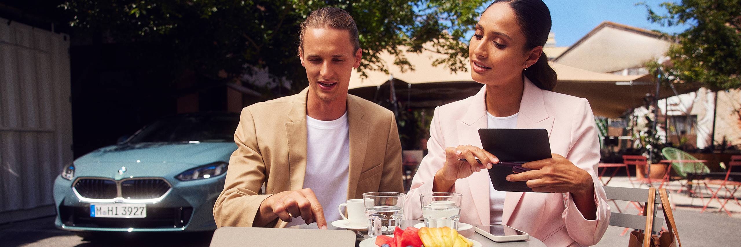 Man en vrouw die koffie drinken.